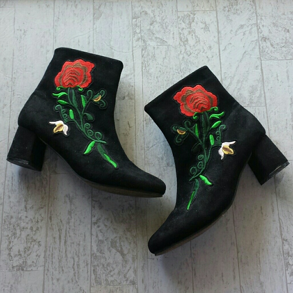 Sociology Floral Embroidered Black Boots Size 9.5